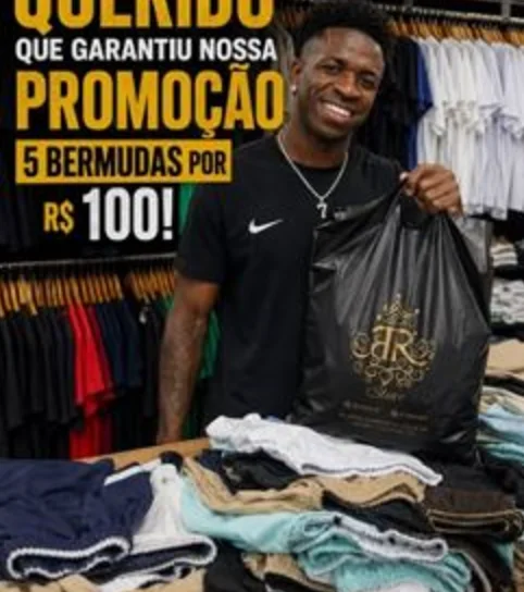 Cliente da RR STORE dentro da loja segurando a sacola da marca, ao lado do anúncio de 5 bermudas por R$ 100